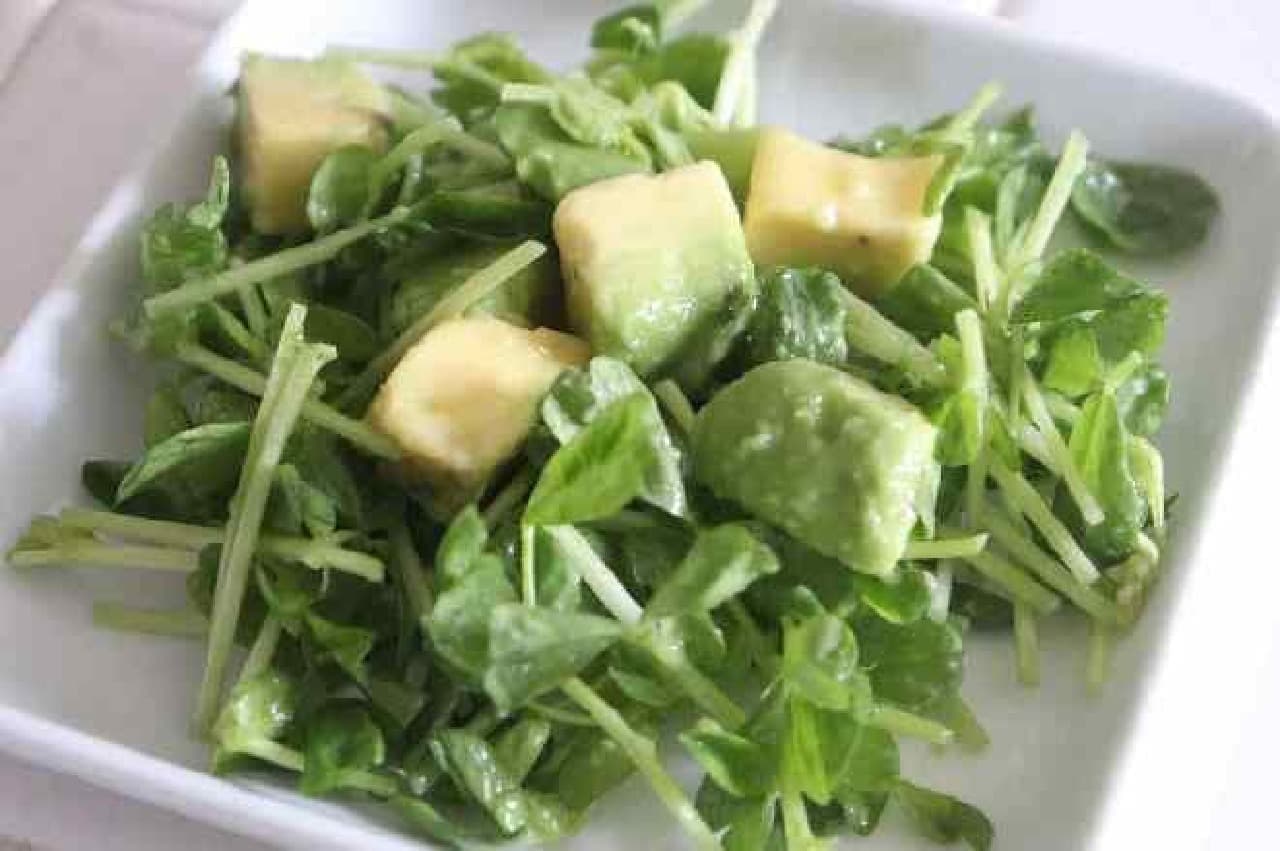 Pea sprout salad recipe "Pea sprout and avocado salad"