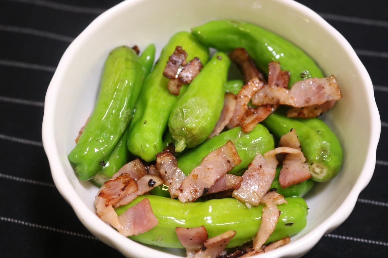 Recipe "Shishito peppers with bacon and garlic
