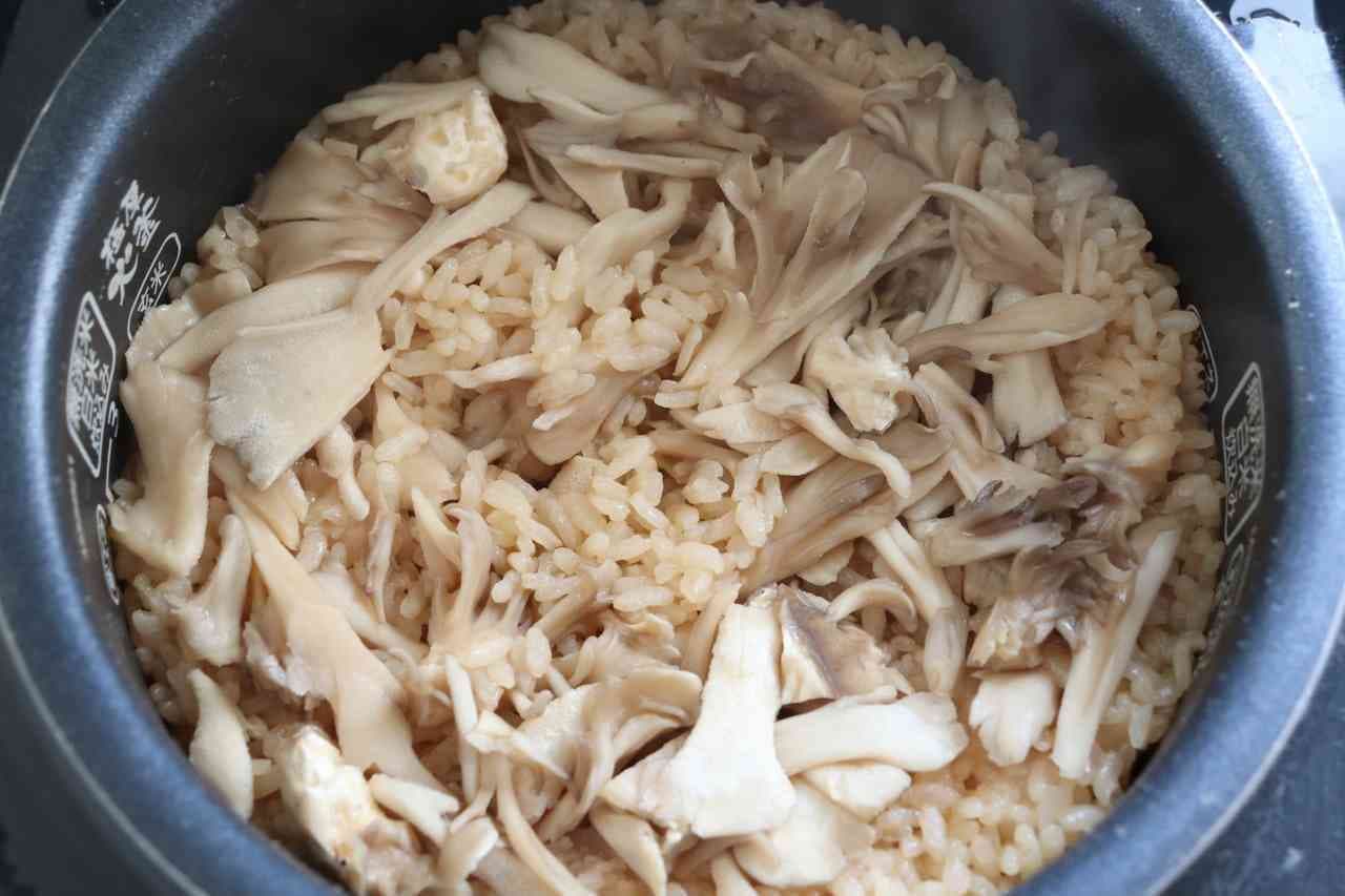 Rice cooked with maitake mushroom