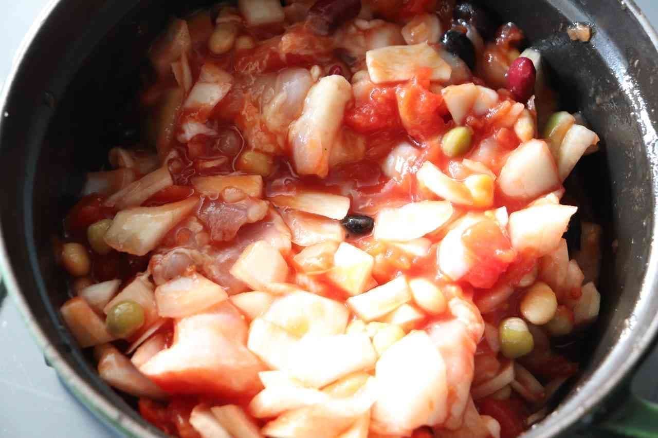 Boiled chicken and beans in tomato