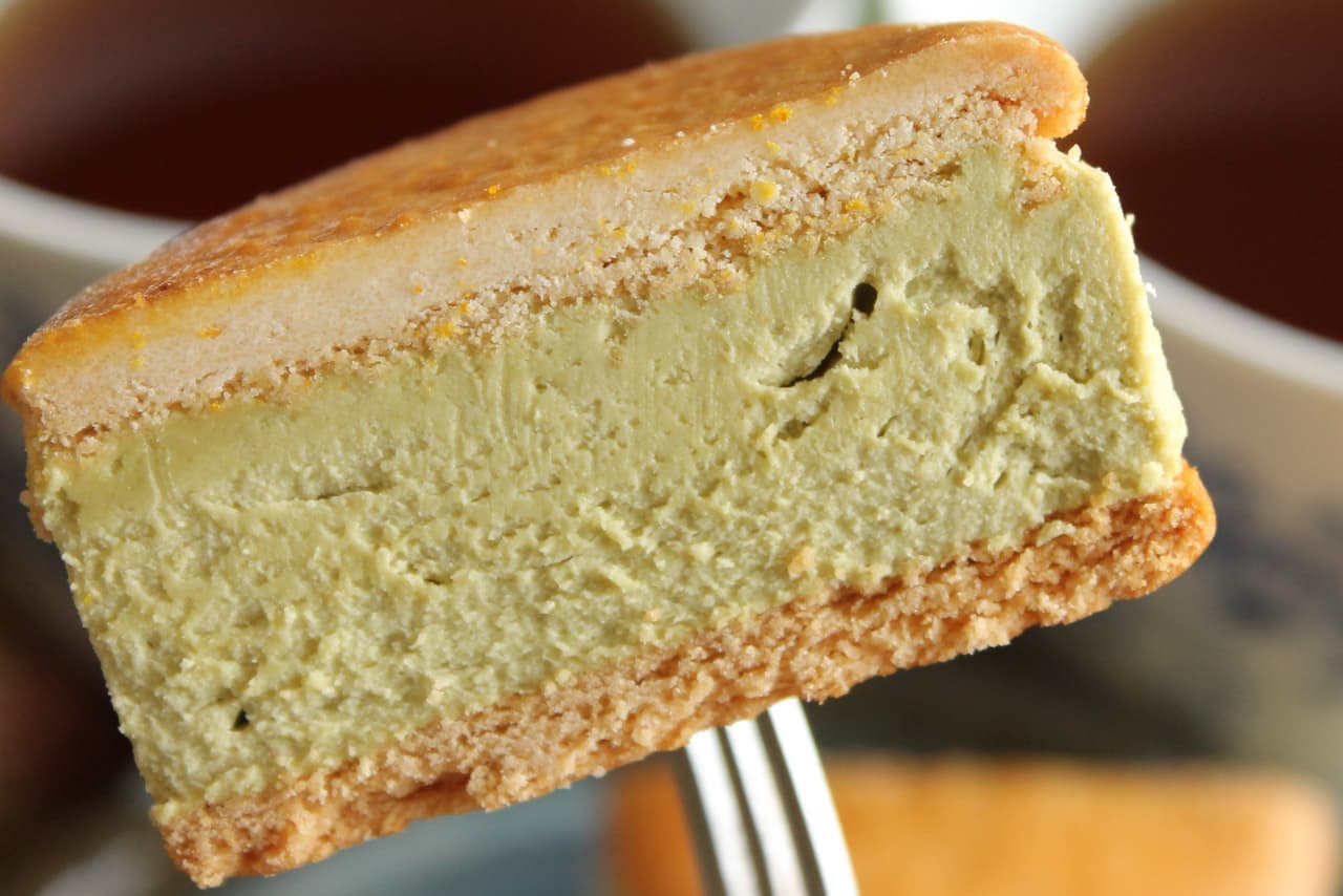 FamilyMart "Butter Biscuit Sandwich Pistachio"