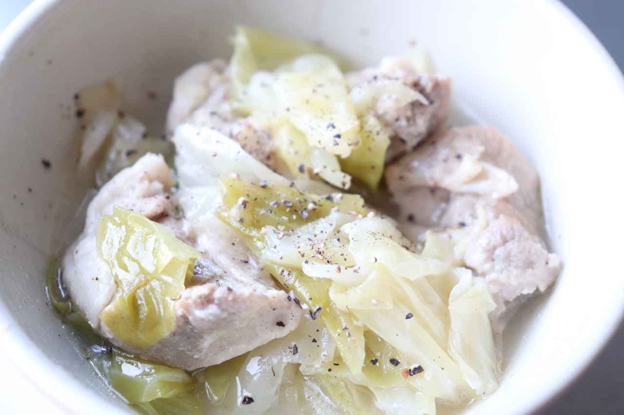 Steamed chicken and cabbage with butter
