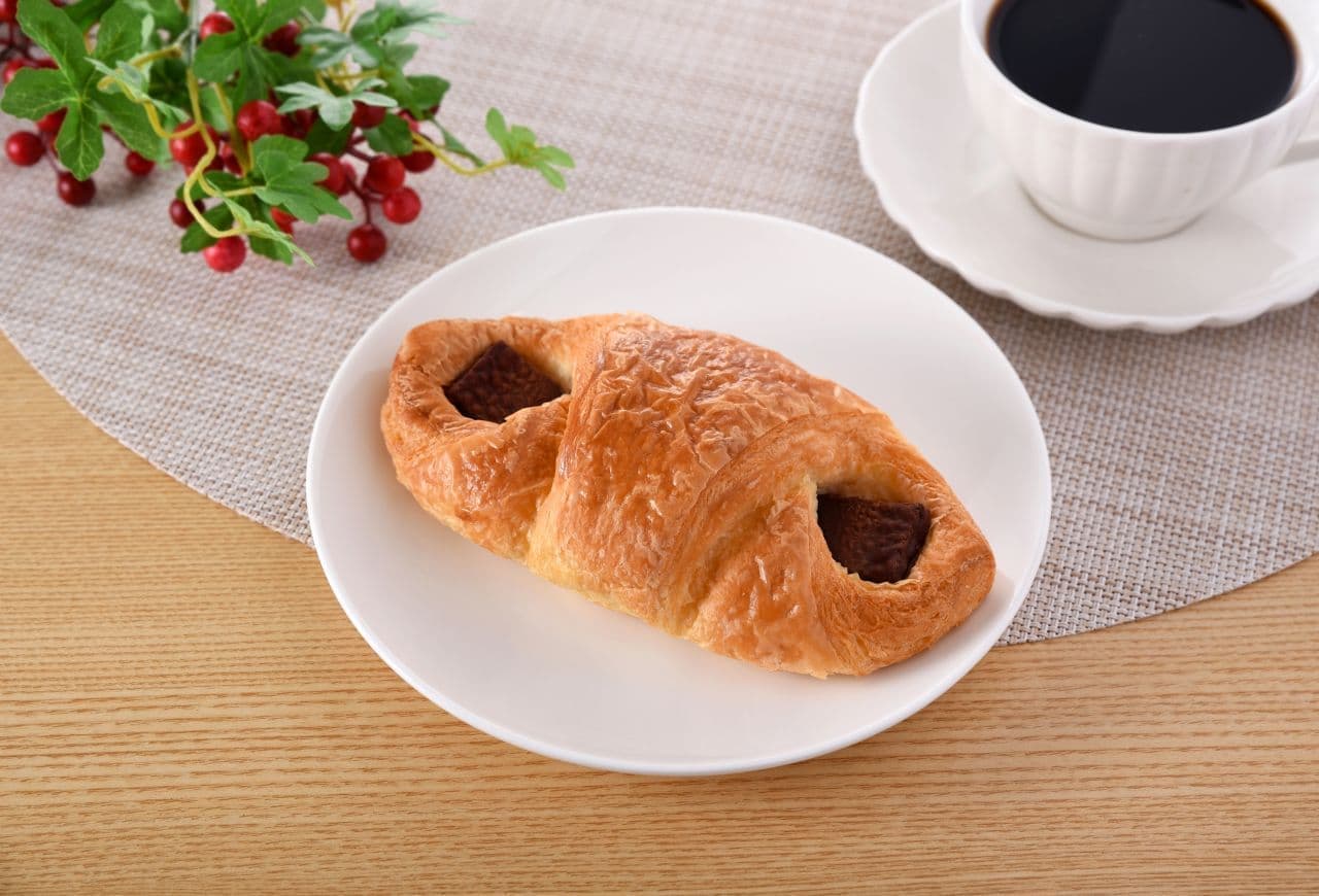 FamilyMart "Chocolate Croissant for Chocolate Lovers"