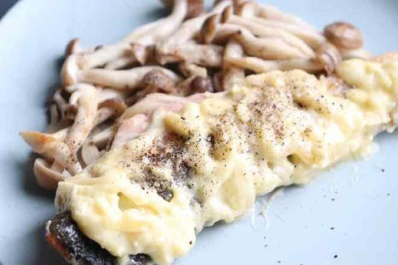 Salmon recipe "Grilled salmon and shimeji mushrooms with mayo cheese"