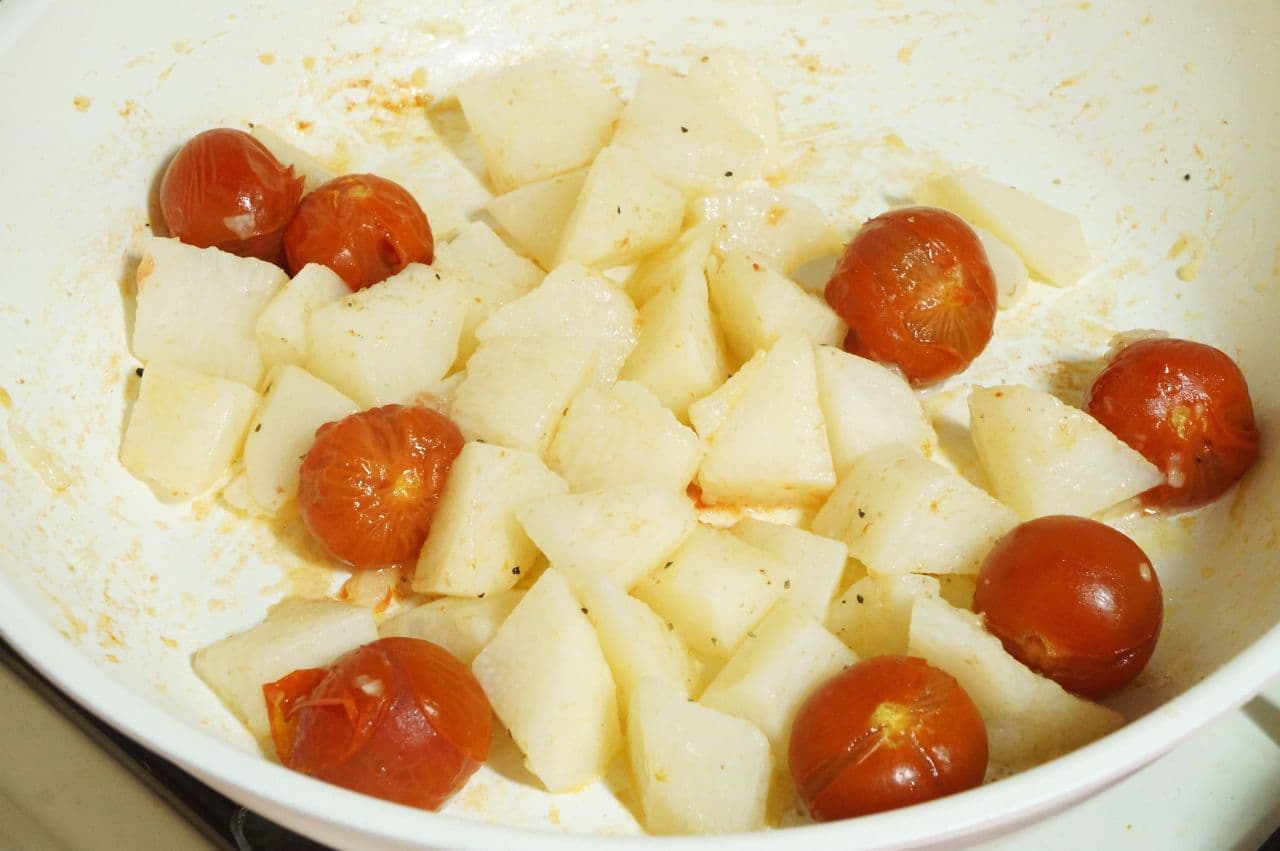 Hot salad of long potato tomato