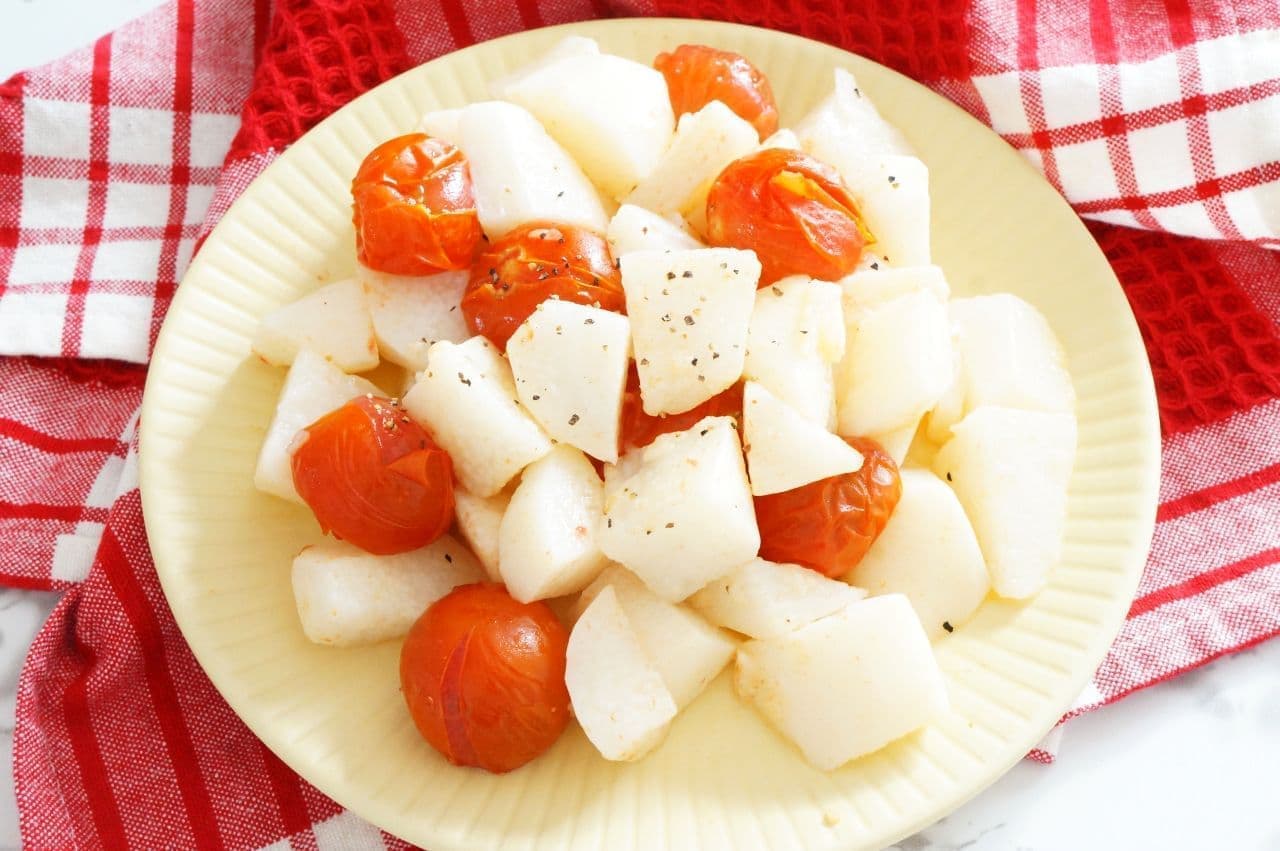 Hot salad of long potato tomato