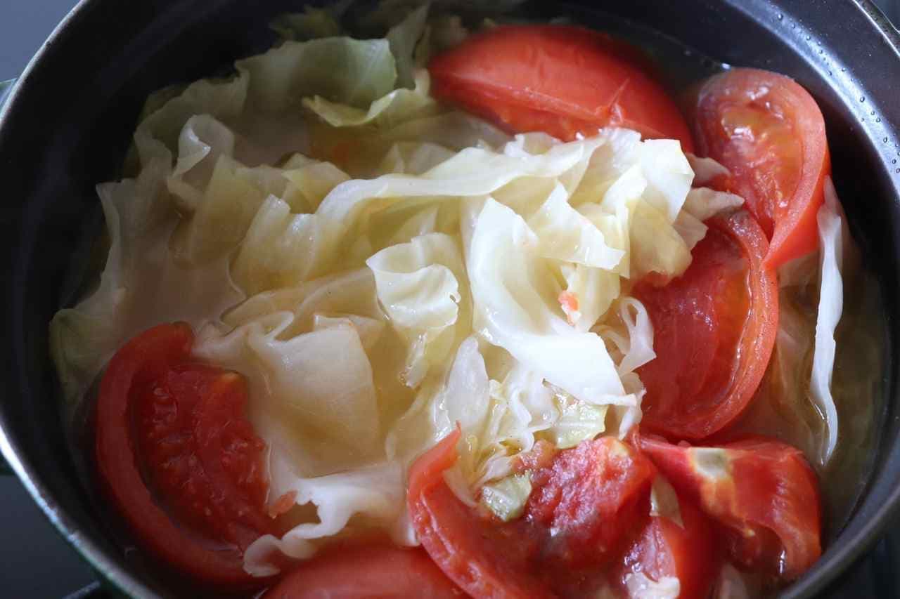 Chicken wings, cabbage and tomato boiled in soup
