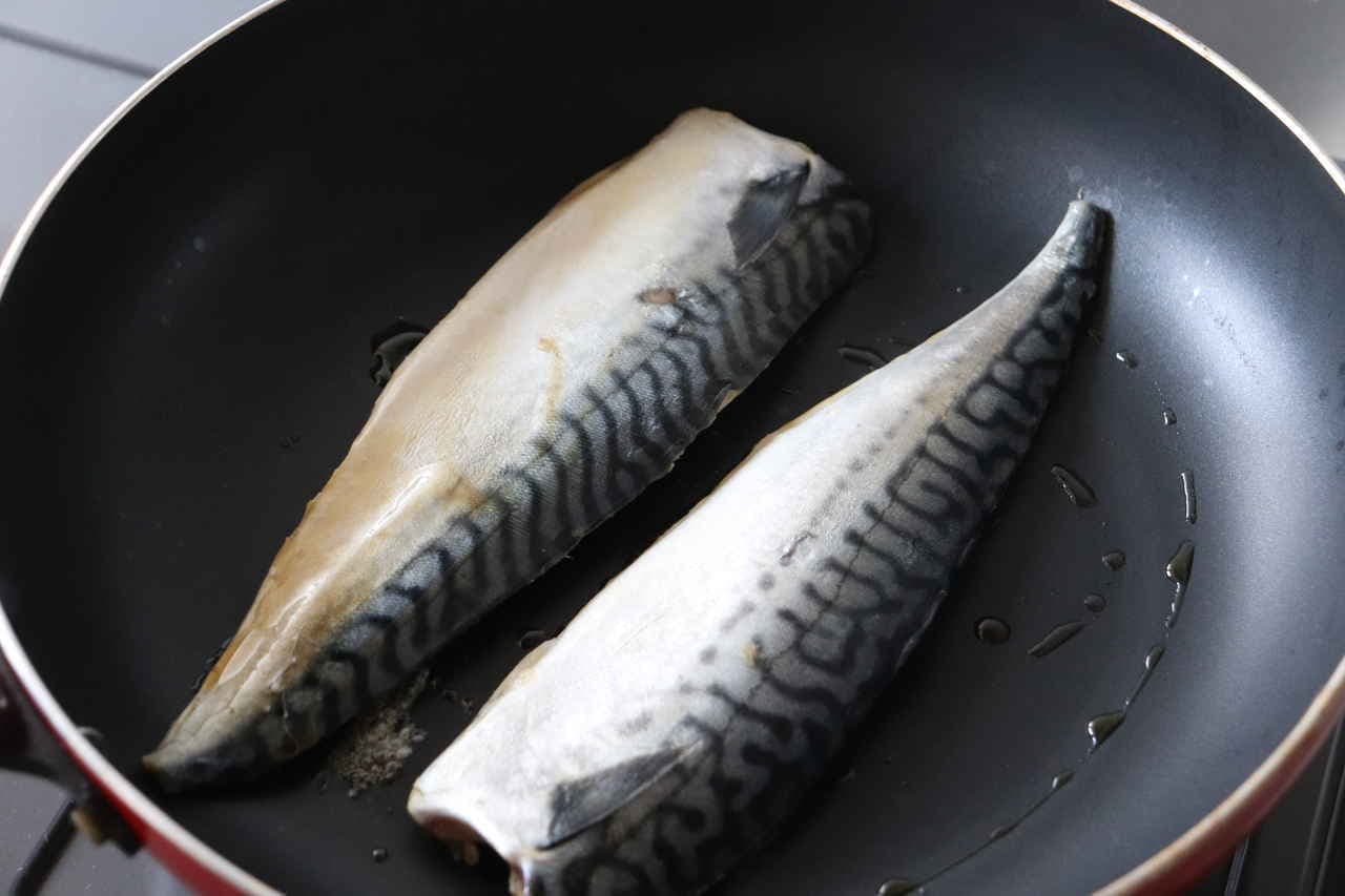 Sautéed mackerel with green onion salt