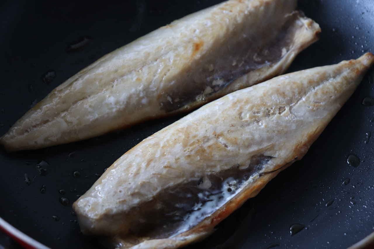 Sautéed mackerel with green onion salt