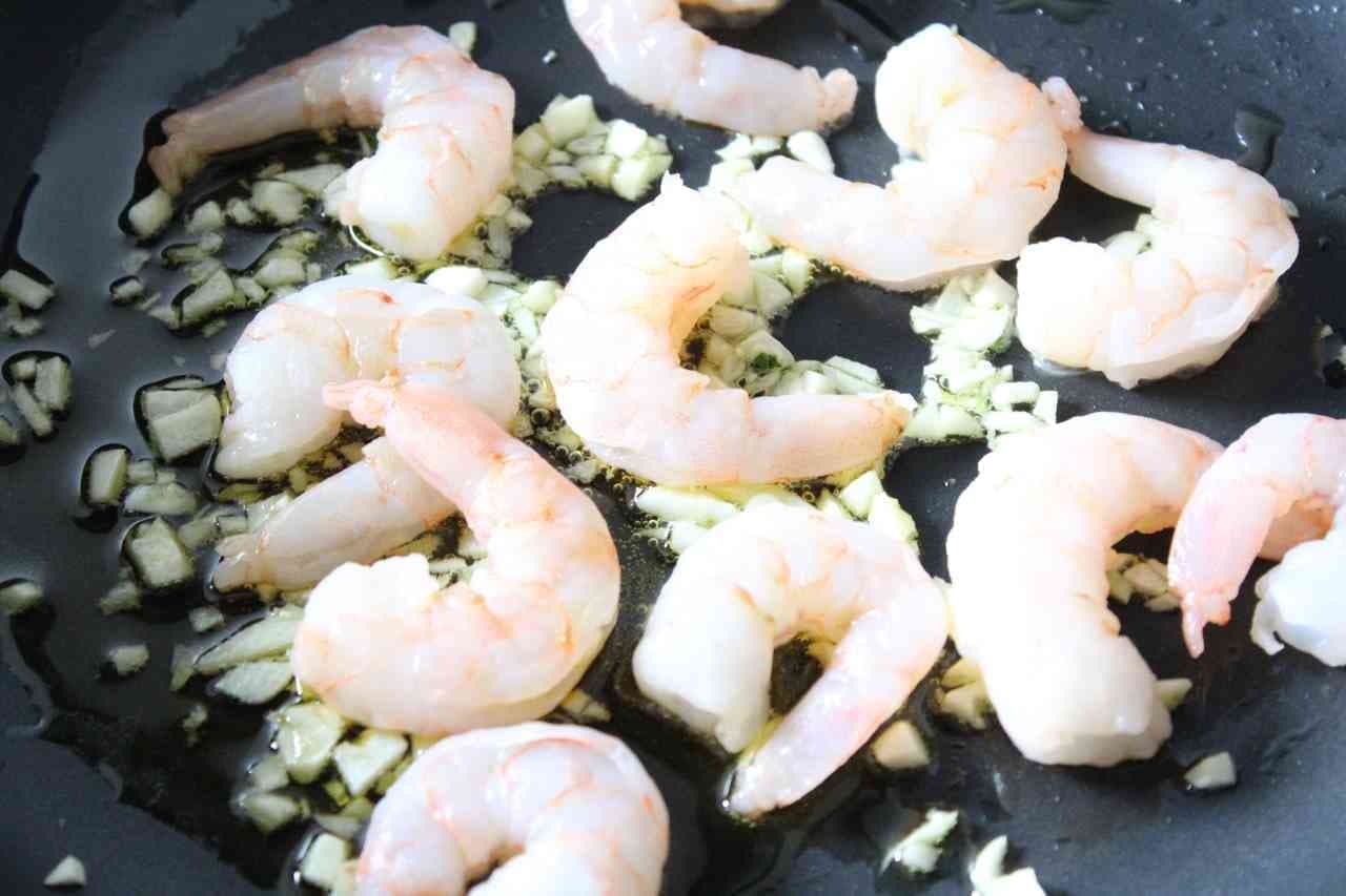 Stir-fried shrimp and garlic with garlic