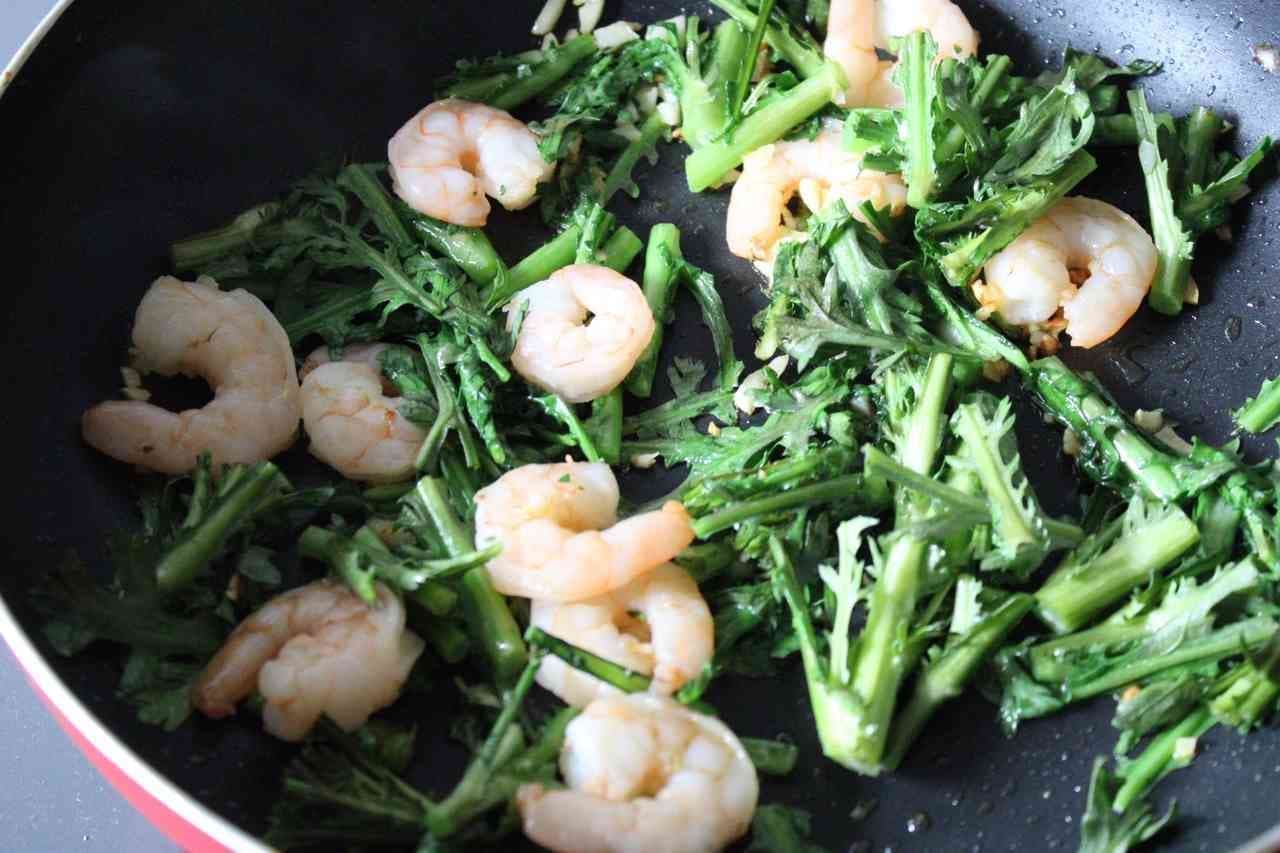 Stir-fried shrimp and garlic with garlic