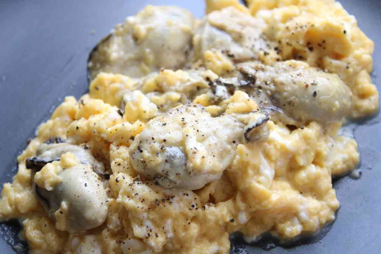 Scrambled eggs with oysters