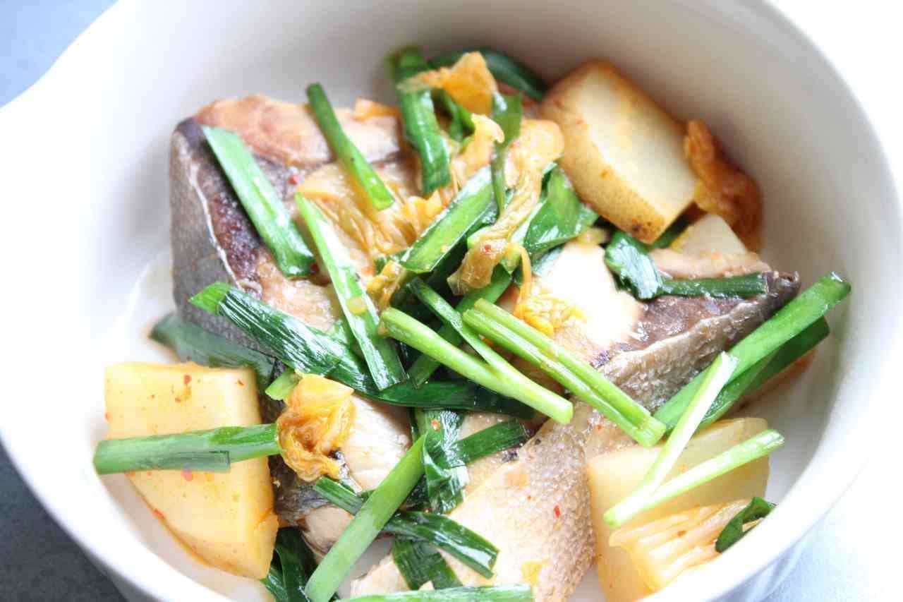 Boiled yellowtail and potatoes with kimchi