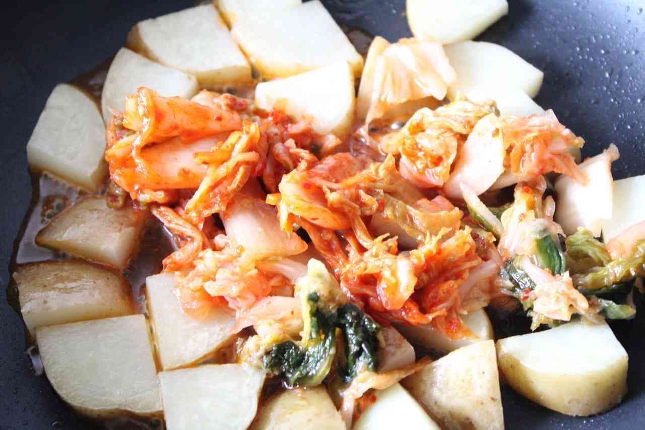 Boiled yellowtail and potatoes with kimchi