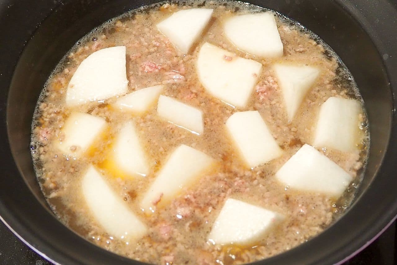 "Simmered radish and minced meat" recipe