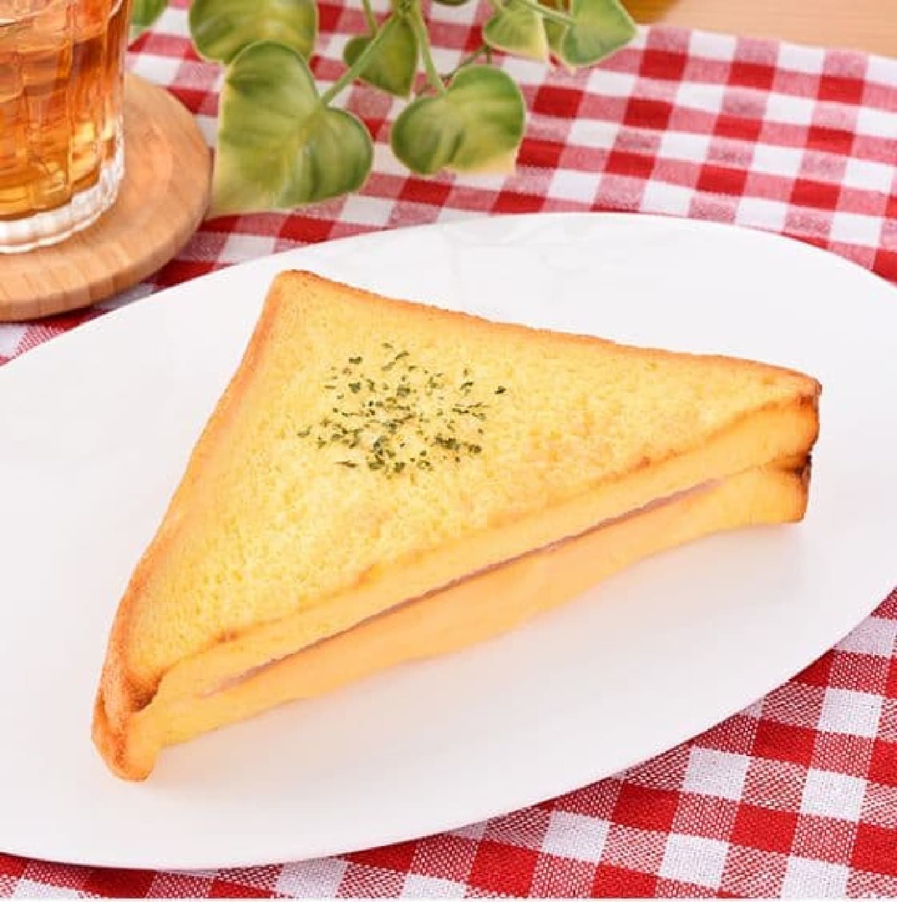 FamilyMart "French toast sandwich (ham & cheese)"