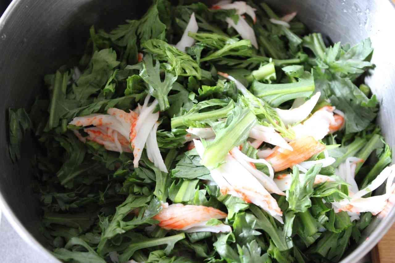 Crowndaisy crab bite salad