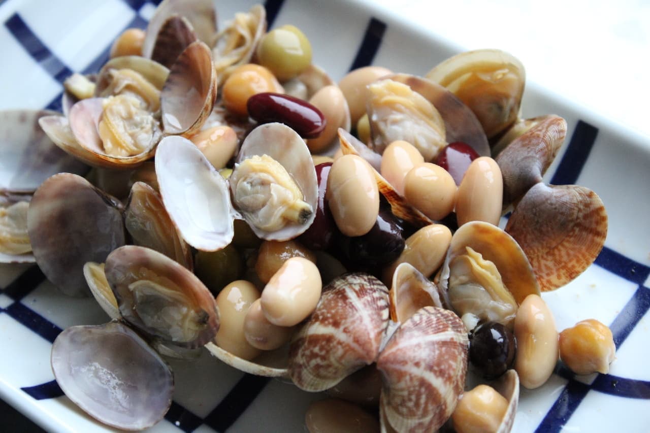 Steamed clams and mixed beans with white wine