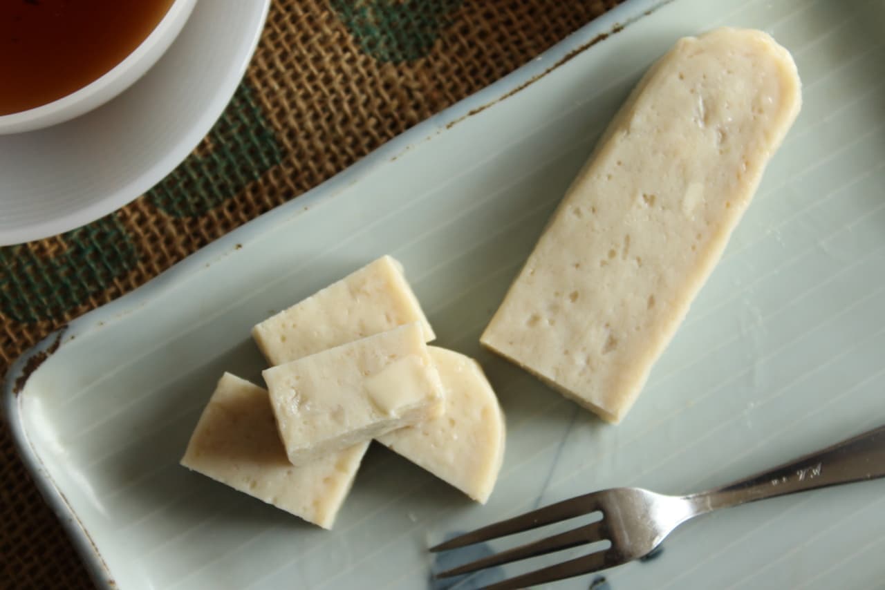 ファミマ「サラダチキンバー 3種のチーズ」