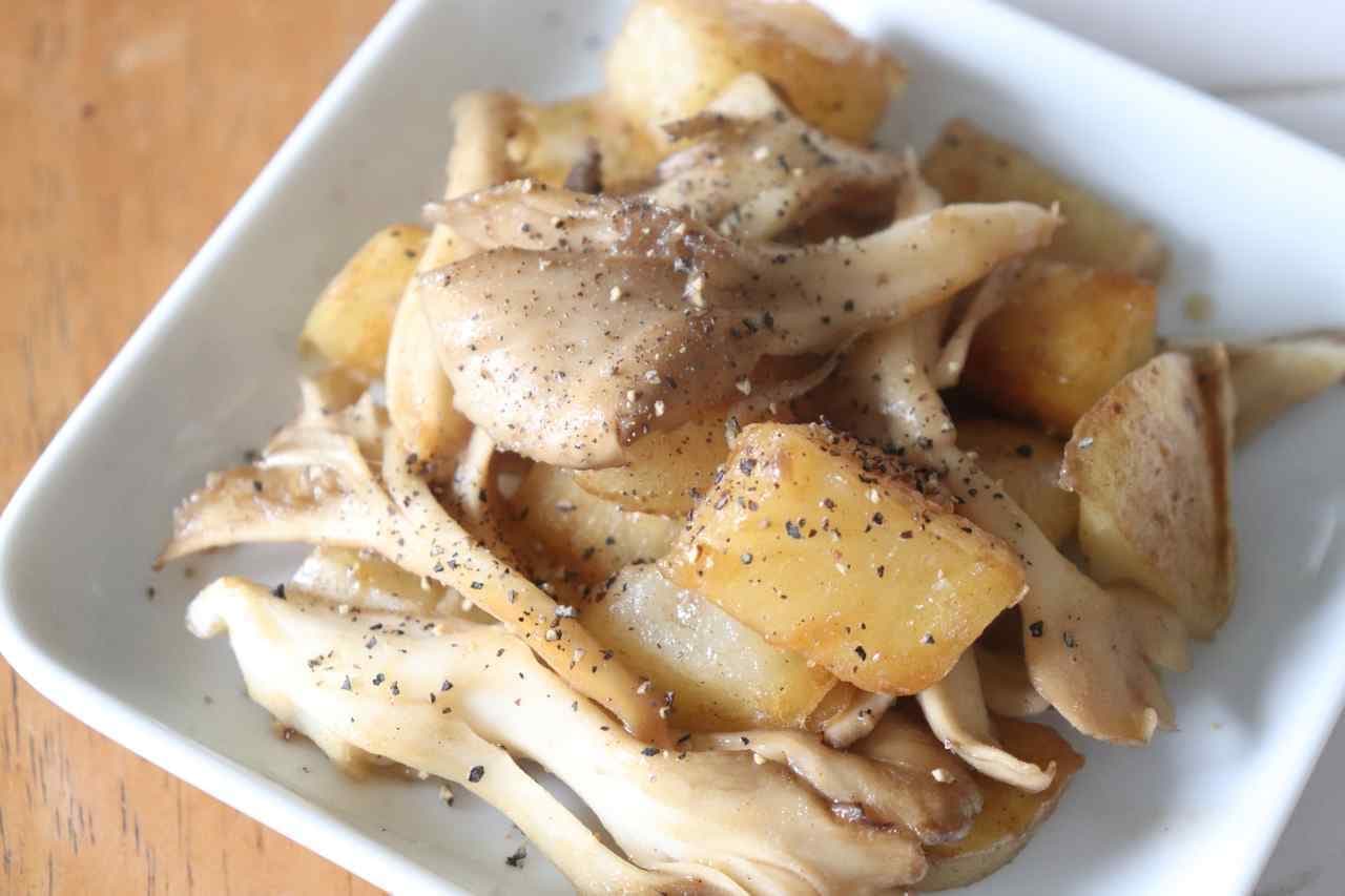 Recipe for "stir-fried Maitake mushrooms and potatoes with butter and soy sauce"