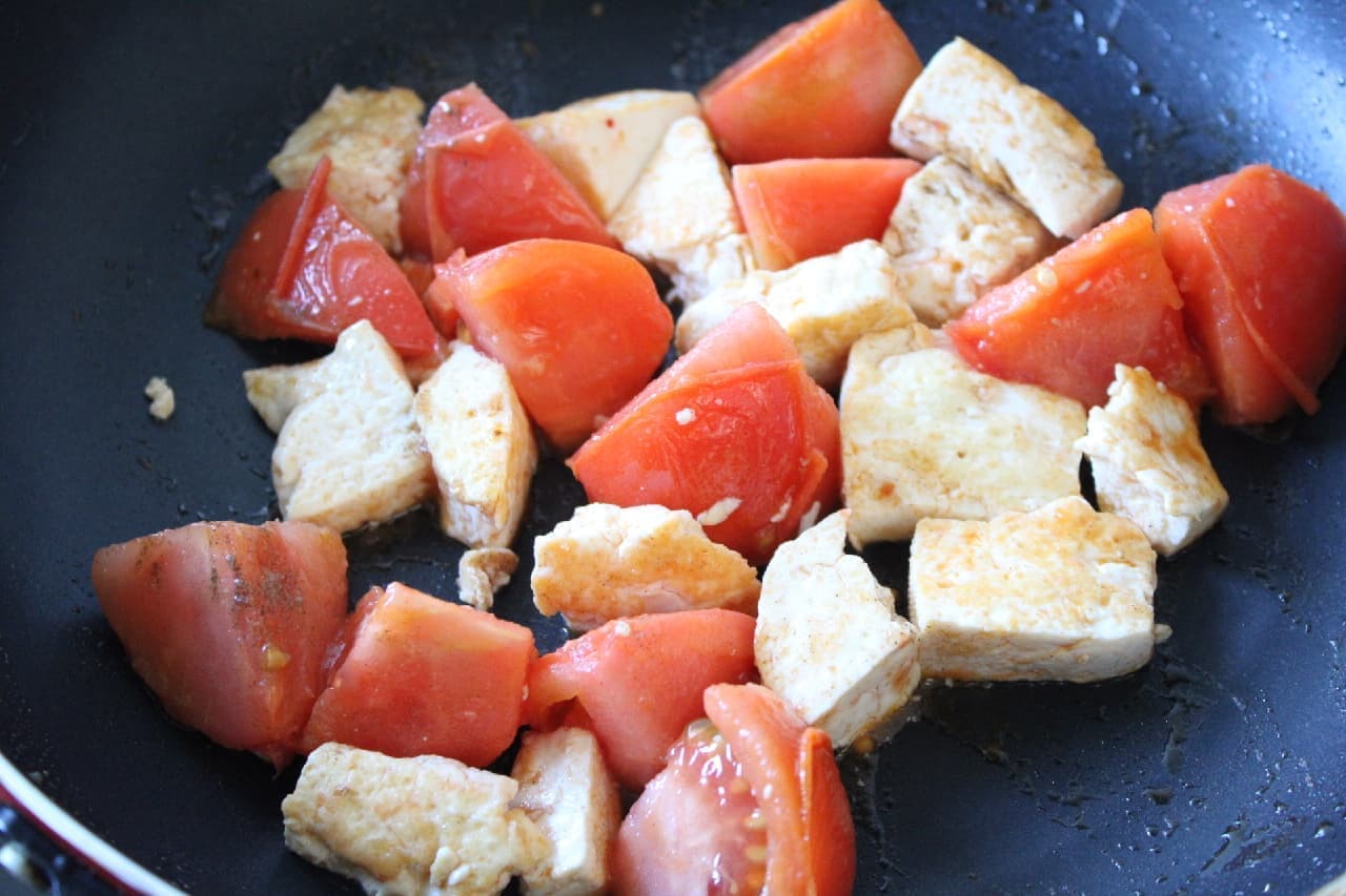 Stir-fried tomato and tofu with salt