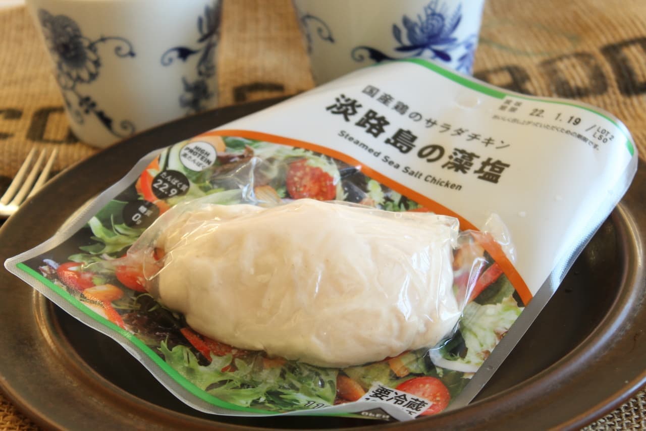 FamilyMart "Domestic Chicken Salad Chicken Awaji Island Algae Salt"