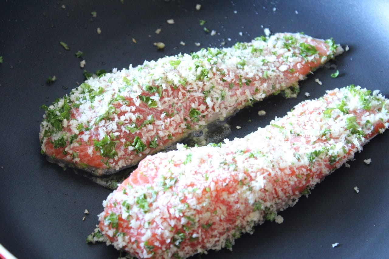 Grilled salmon mayo bread powder