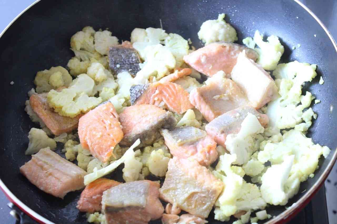 Steamed salmon and cauliflower curry