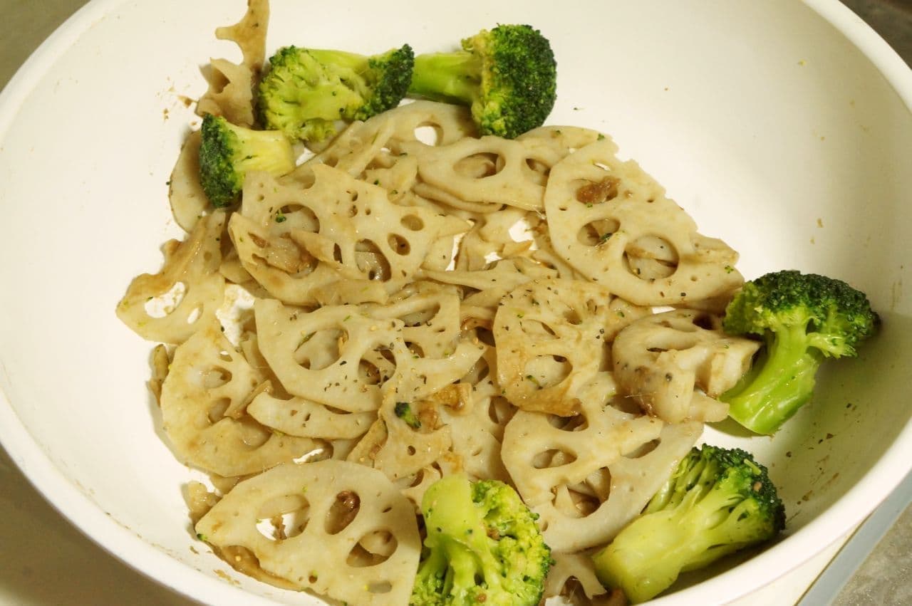 Stir-fried lotus root broccoli with anchovies