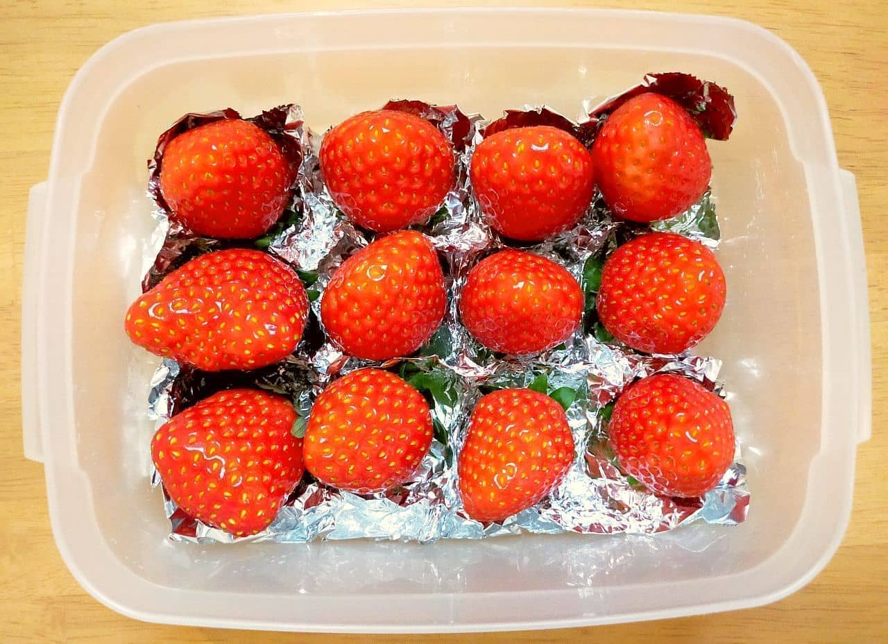 Step 2 How to store strawberries using aluminum foil