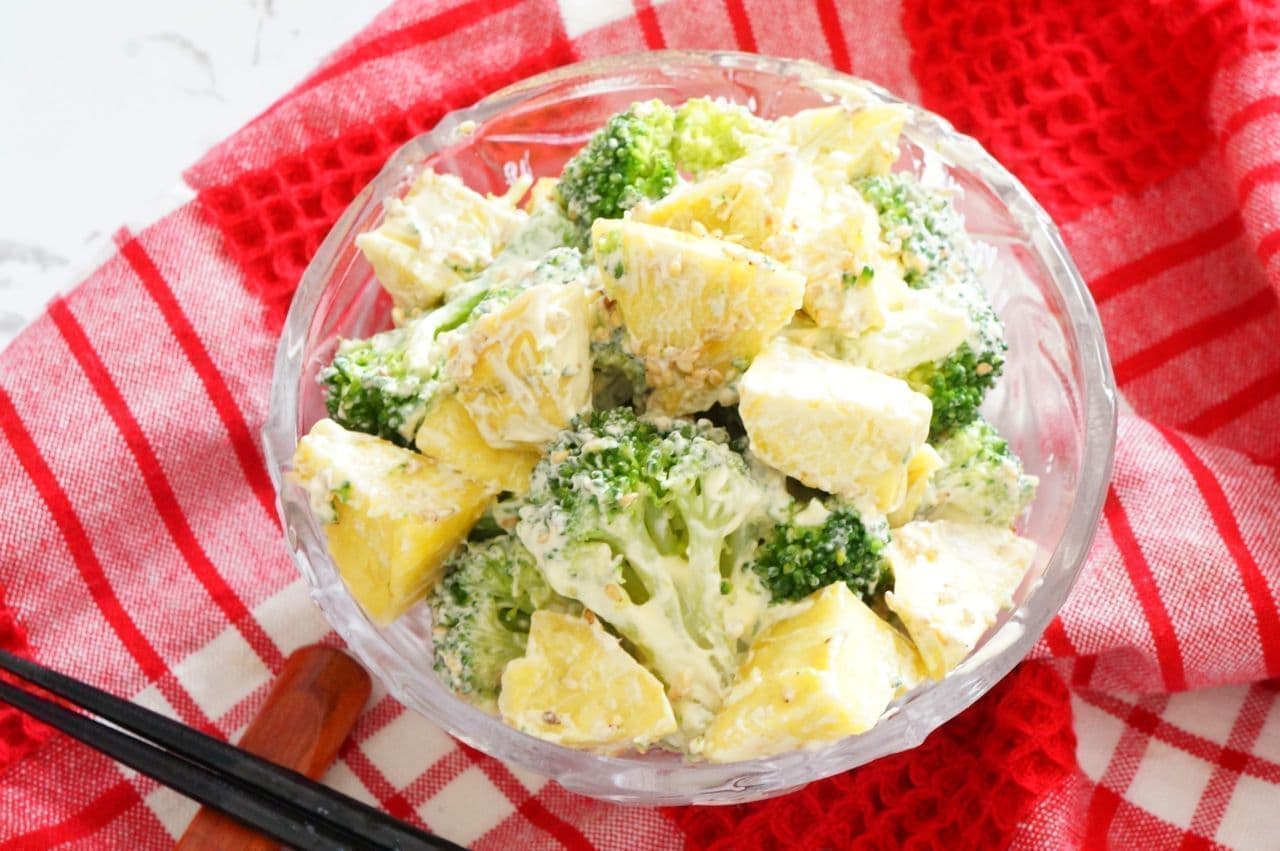 Simple recipe for "broccoli and sweet potato with mayonnaise and sesame seeds"