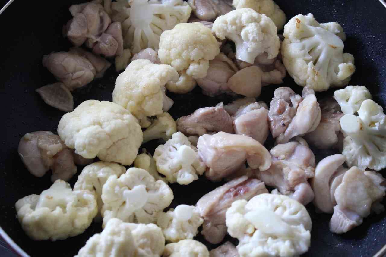 Chicken and cauliflower boiled in lemon milk
