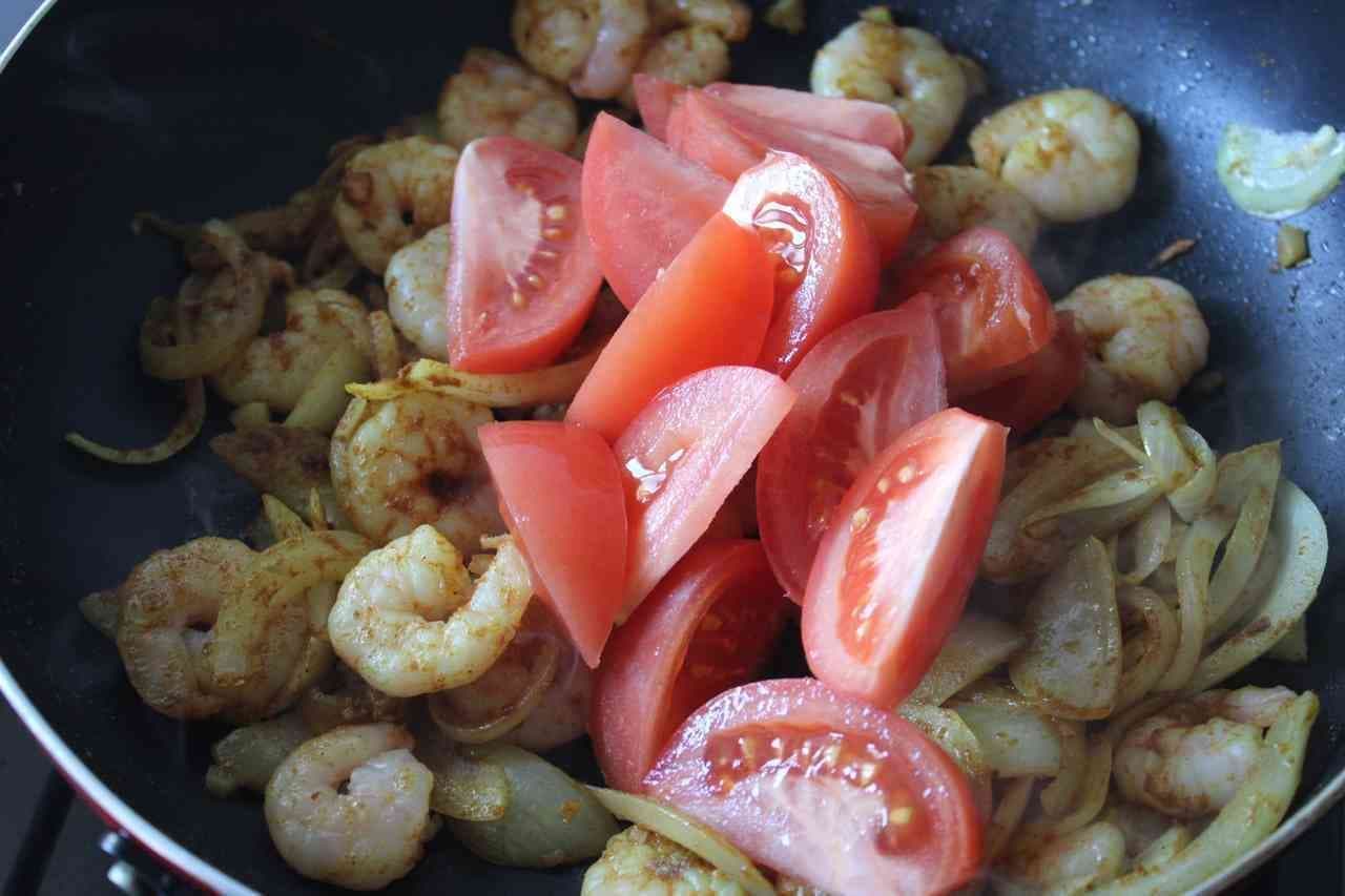 Stir-fried shrimp and tomato with curry
