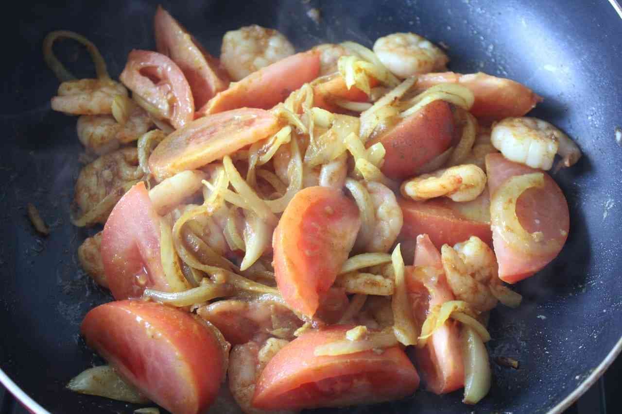 Stir-fried shrimp and tomato with curry