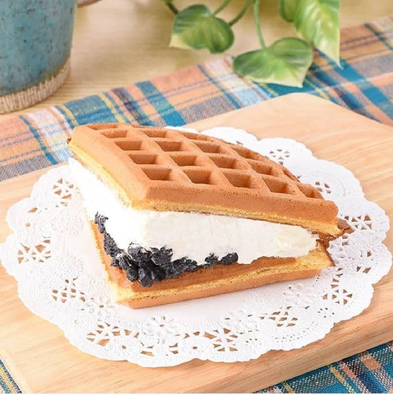 FamilyMart "Waffle Cake (Cookies & Cream)"