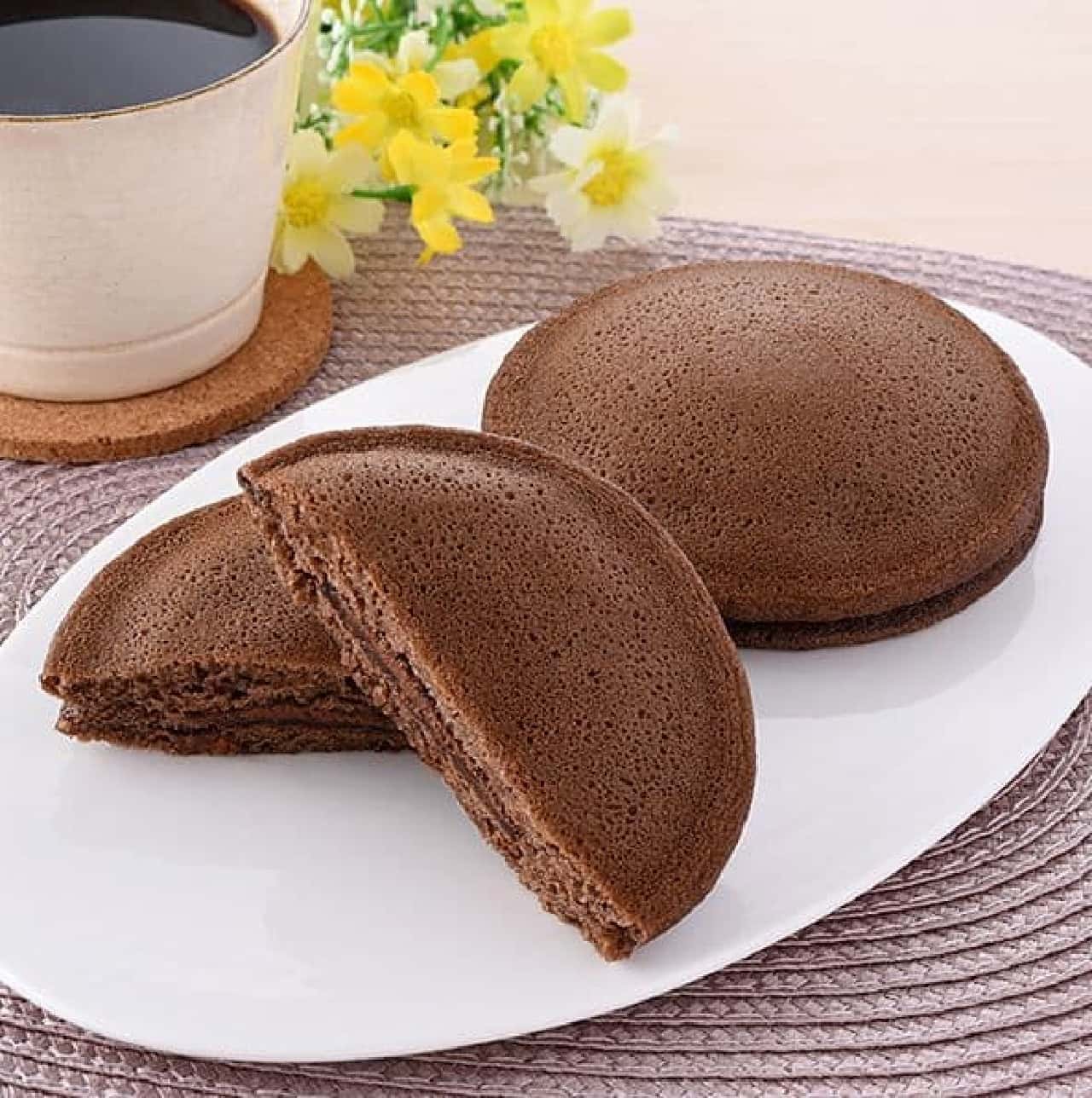 FamilyMart "Chocolate Pancake (Almond)"