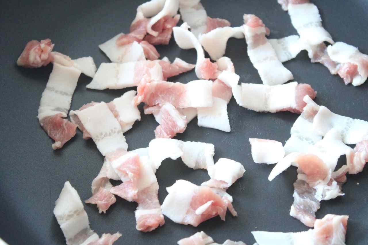 Stir-fried crispy pork ribs and ribs