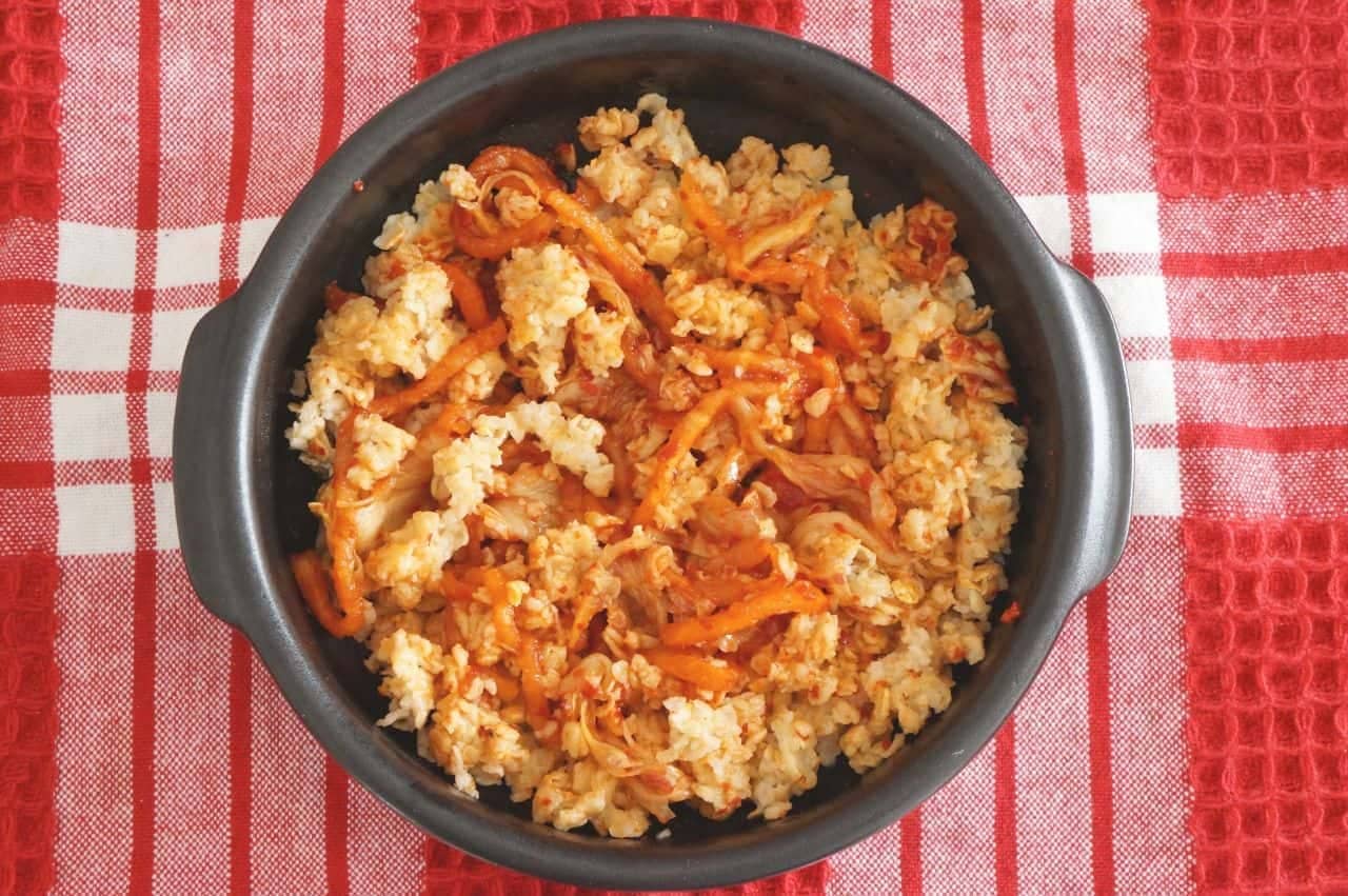 Oatmeal mixed with kimchi
