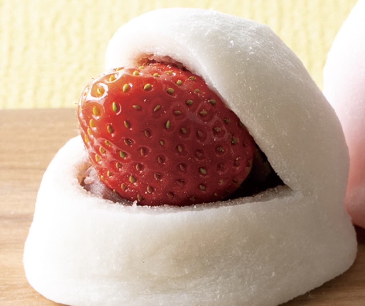 Chateraise "Big Strawberry Daifuku with Specially Selected Benihoppe Seeds and Sweet Red Bean Paste