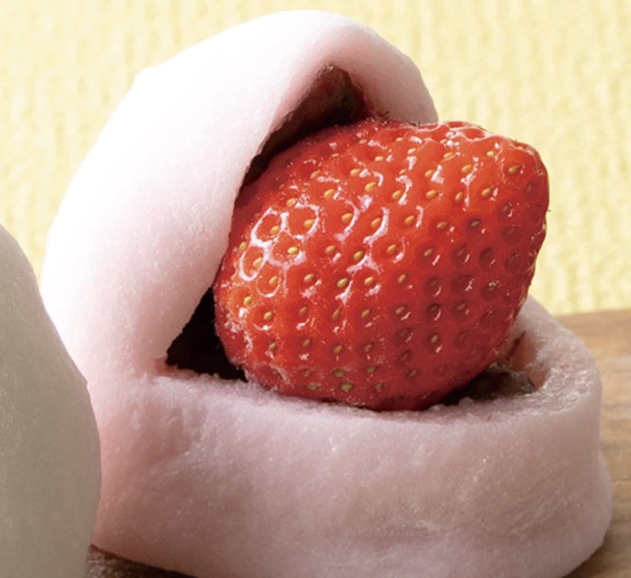 Chateraise "Tokusen Tochiotome Big Strawberry Daifuku with Grained Bean Paste