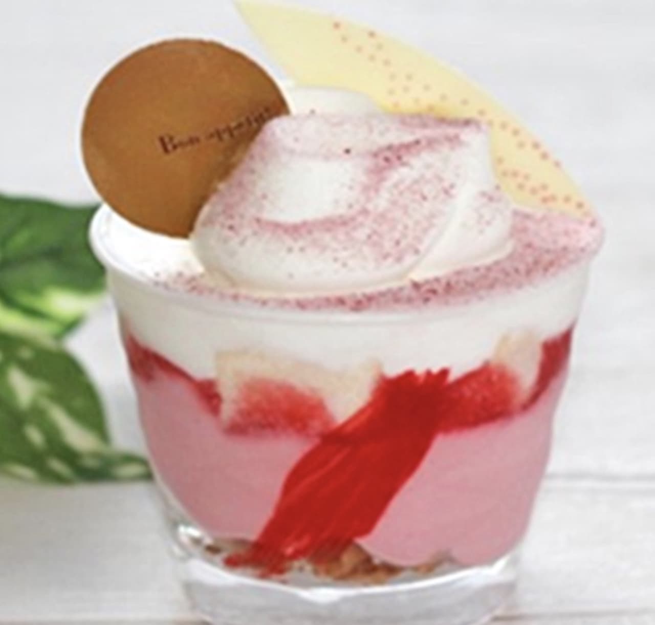 シャトレーゼ「北海道産純生クリーム使用 苺とホワイトチョコのカップデザート」