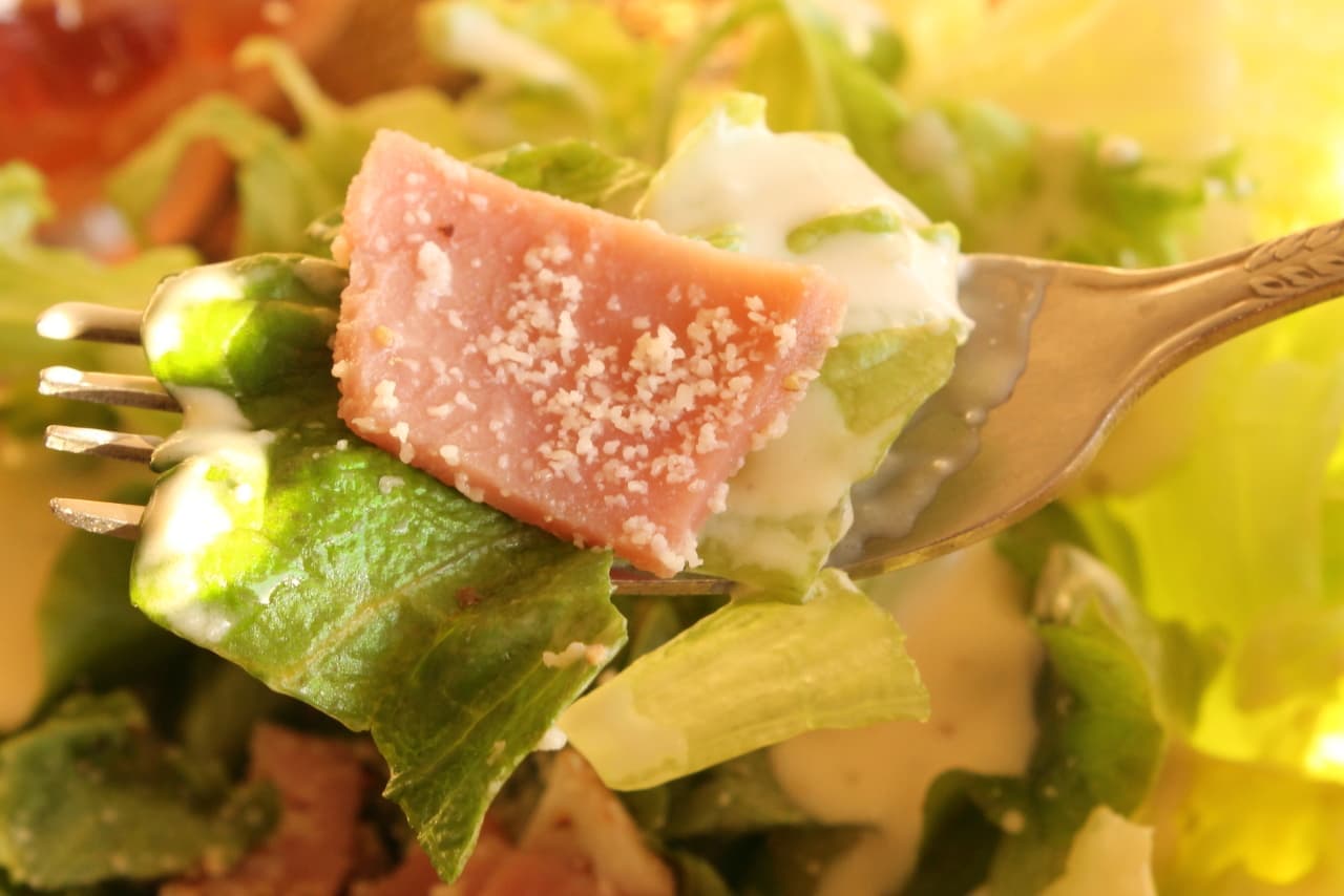 FamilyMart "Caesar Salad with 4 Cheese Sauces"
