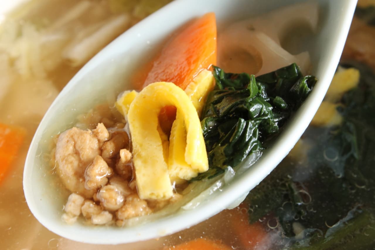ファミマ「スーパー大麦入り10品目具材の生姜スープ」