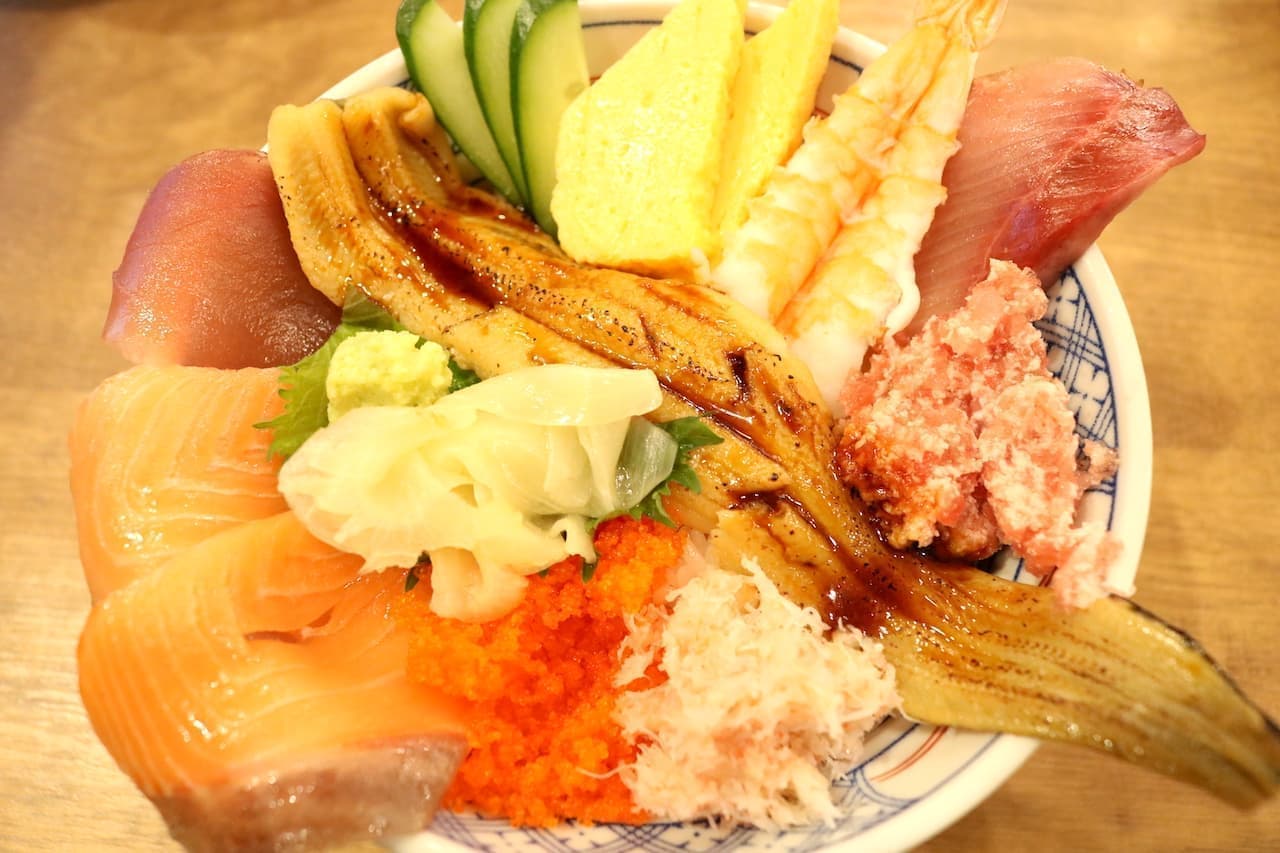 磯丸水産「海鮮こぼれ丼」