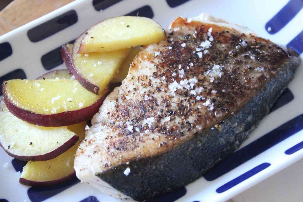Grilled yellowtail with coarse black pepper