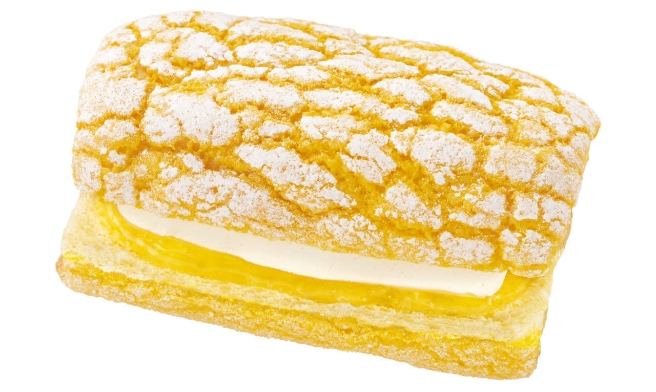 ファミリーマート「はちみつレモンのマカロンパンサンド（クリームチーズ風味ホイップ）」