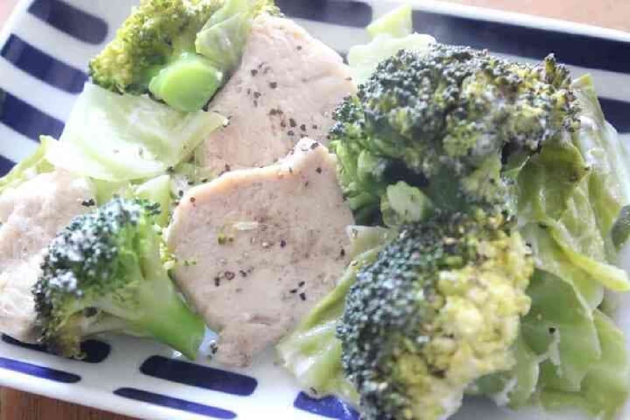 Steamed chicken and broccoli with cream cheese