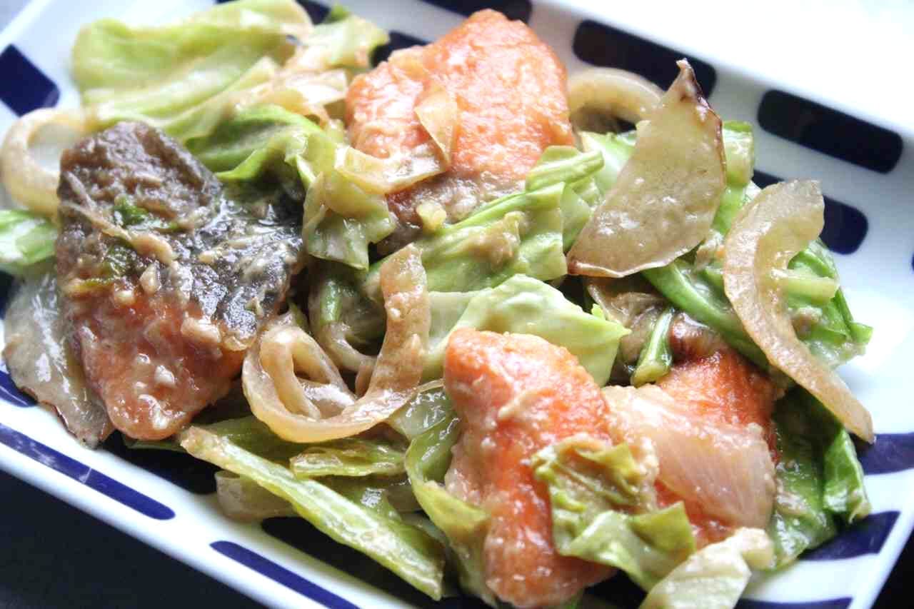 「鮭とキャベツのめんつゆマヨネーズ炒め」レシピ