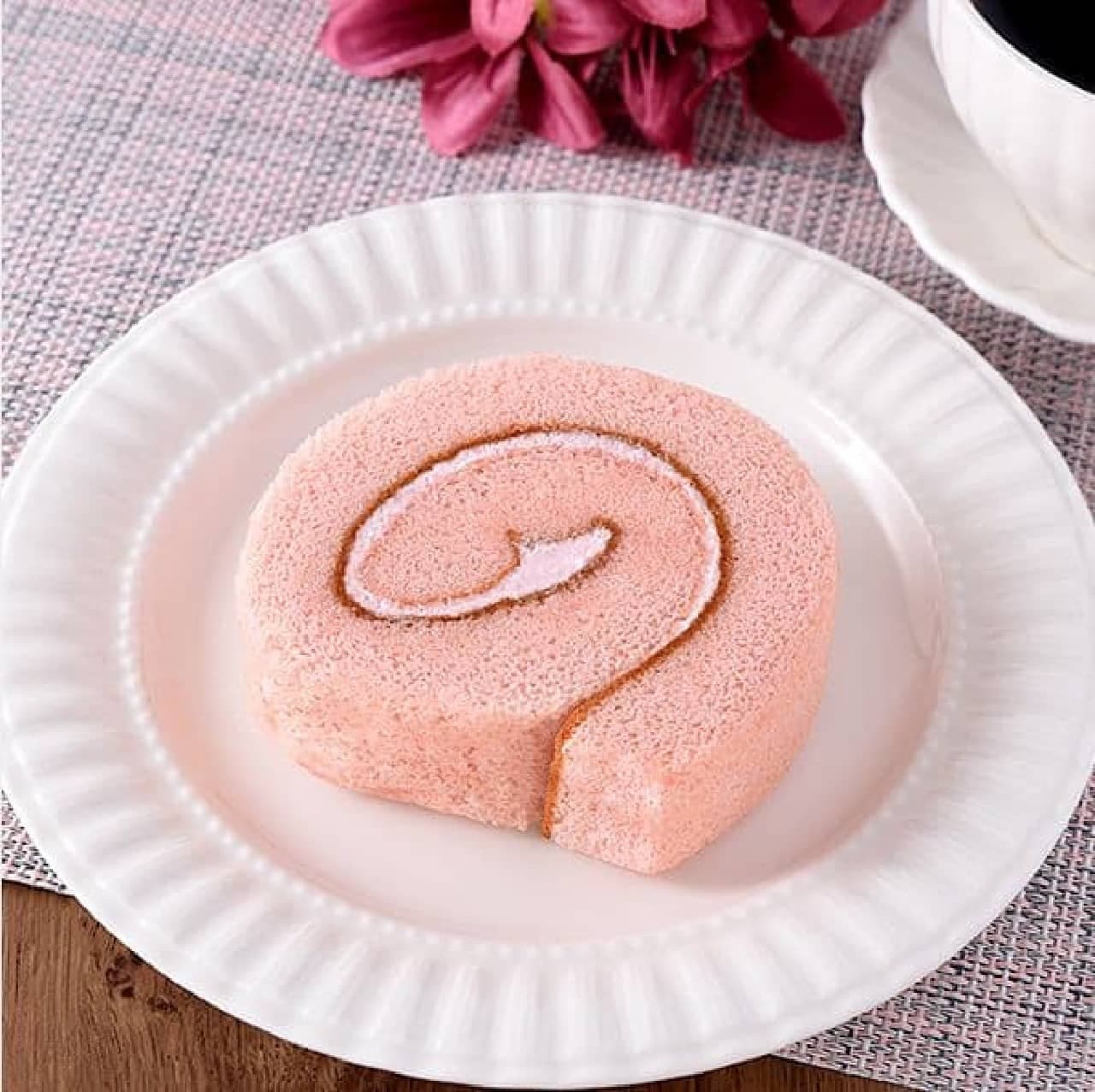 ファミリーマート「桜のロールケーキ」