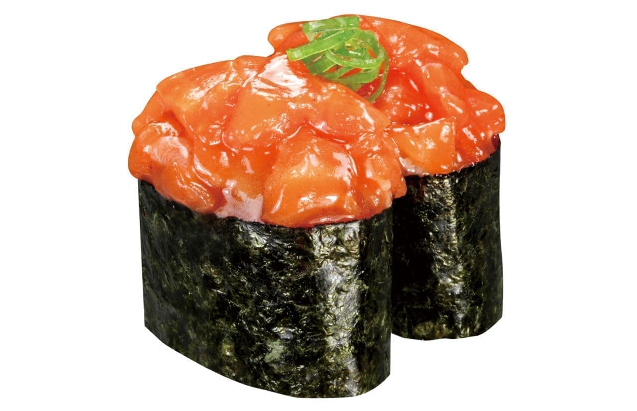 Kurazushi "Tokusori" marinated salmon gunkan